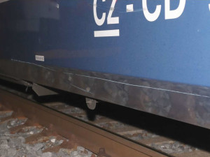 Vlak s dvaceti cestujícími narazil v Nových Sadech do vozíků a kola. Kdo je na koleje dal, vyšetřuje policie