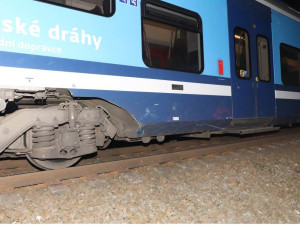 Vlak s dvaceti cestujícími narazil v Nových Sadech do vozíků a kola. Kdo je na koleje dal, vyšetřuje policie