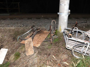 Vlak s dvaceti cestujícími narazil v Nových Sadech do vozíků a kola. Kdo je na koleje dal, vyšetřuje policie