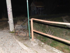 Vlak s dvaceti cestujícími narazil v Nových Sadech do vozíků a kola. Kdo je na koleje dal, vyšetřuje policie