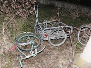 Vlak s dvaceti cestujícími narazil v Nových Sadech do vozíků a kola. Kdo je na koleje dal, vyšetřuje policie