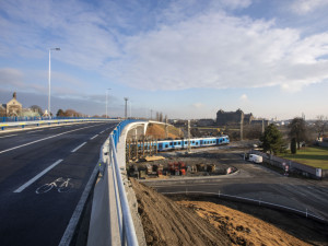 Bez front bezpečně přes koridor. Nadjezd nad rušnou železnicí v Olomouci začne řidičům sloužit od pátku