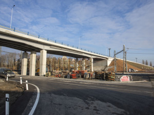 Bez front bezpečně přes koridor. Nadjezd nad rušnou železnicí v Olomouci začne řidičům sloužit od pátku