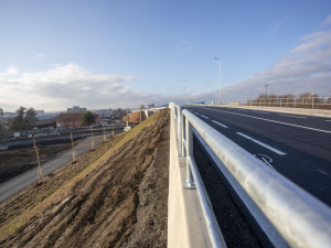 Bez front bezpečně přes koridor. Nadjezd nad rušnou železnicí v Olomouci začne řidičům sloužit od pátku