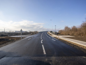 Bez front bezpečně přes koridor. Nadjezd nad rušnou železnicí v Olomouci začne řidičům sloužit od pátku