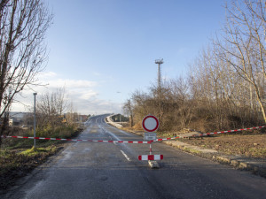 Bez front bezpečně přes koridor. Nadjezd nad rušnou železnicí v Olomouci začne řidičům sloužit od pátku