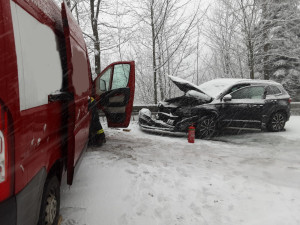 Počasí komplikuje dopravu v Olomouckém kraji. D46 za Olomoucí stála, na dálnici je rozsypané sklo