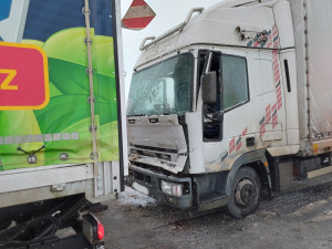 Počasí komplikuje dopravu v Olomouckém kraji. D46 za Olomoucí stála, na dálnici je rozsypané sklo