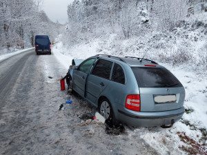 Sněžení komplikuje dopravu v Olomouckém kraji. D46 za Olomoucí stála, na dálnici bylo rozsypané sklo