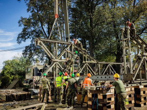 Mosty se jmény slovanských bohů. Ženisté provizorním stavbám po povodních přiřkli symbolické názvy