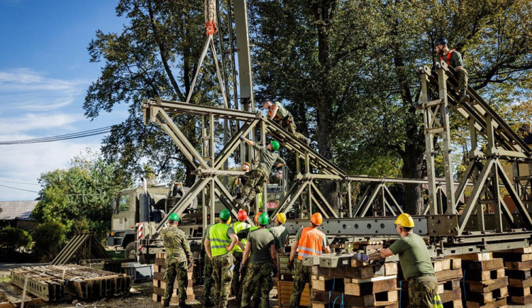 Stavba provizorních přemostění po povodních na podzim 2024
