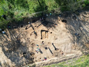 Archeologové v Dluhonicích objevili pohřebiště staré tisíce let. Nalezené předměty získá přerovské muzeum