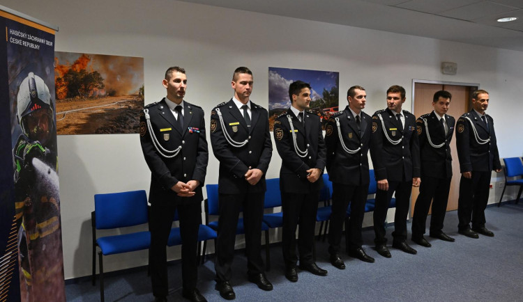 Krajští hasiči slaví. Skvělé ocenění pro jejich dva kolegy.