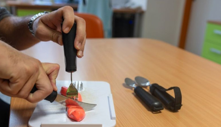 Omezení po úrazu nebo mrtvičce neznamená konec světa. Prostějovská ergoterapie vrací samostatnost