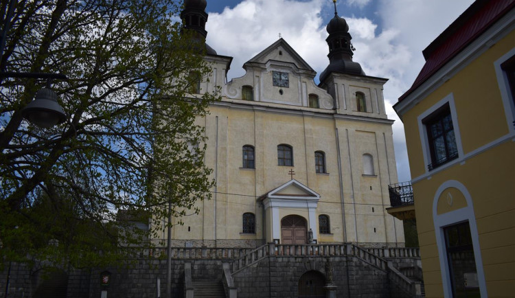 Kostel ve Zlatých Horách má novou fasádu. Práce skončili v listopadu