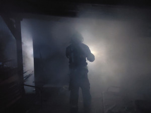 Při požáru zahradní chaty v Šumperku zahynuly dvě kočky. Příčinou byla nedbalost při topení v kamnech