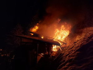Při požáru zahradní chaty v Šumperku zahynuly dvě kočky. Příčinou byla nedbalost při topení v kamnech