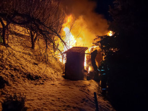 Při požáru zahradní chaty v Šumperku zahynuly dvě kočky. Příčinou byla nedbalost při topení v kamnech