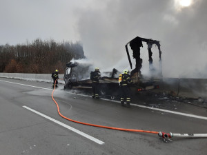 Pozor na D35 u Kozlova. Hasiči zde likvidují požár nákladního vozu, jeden jizdní pruh je neprůjezdný