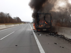 Pozor na D35 u Kozlova. Hasiči zde likvidují požár nákladního vozu, jeden jizdní pruh je neprůjezdný