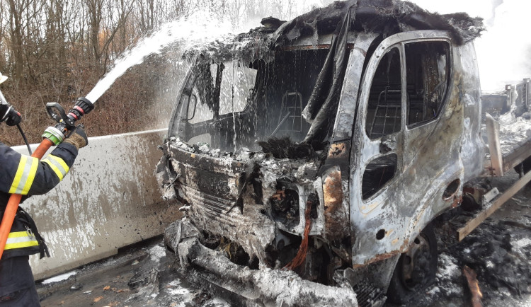 Pozor na D35 u Kozlova. Hasiči zde likvidují požár nákladního vozu, jeden jizdní pruh je neprůjezdný