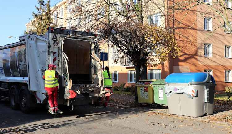 Přerov nastavil poplatek za odpady na tisícikorunu, Prostějov navýšení sazby zmírnil