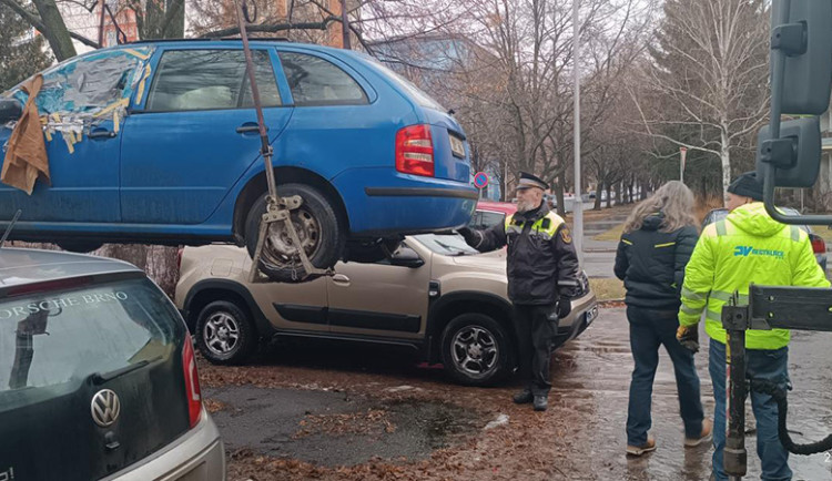 Zájemci volali z celé republiky. Prostějov vydražil sedm autovraků odtažených z ulic