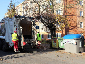 Přerov nastavil poplatek za odpady na tisícikorunu, Prostějov navýšení sazby zmírnil