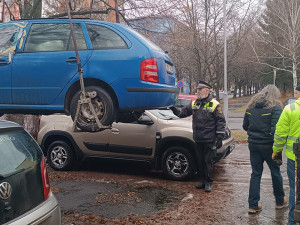 Zájemci volali z celé republiky. Prostějov vydražil sedm autovraků odtažených z ulic