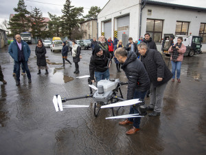 VIDEO: Do bitev s komáry povolali na Litovelsku speciální dron. Postřikem ošetří obrovské plochy