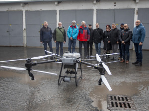 Do bitev s komáry povolali na Litovelsku speciální dron. Postřikem ošetří obrovské plochy