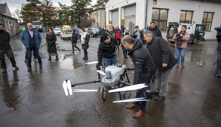 Do bitev s komáry povolali na Litovelsku speciální dron. Postřikem ošetří obrovské plochy