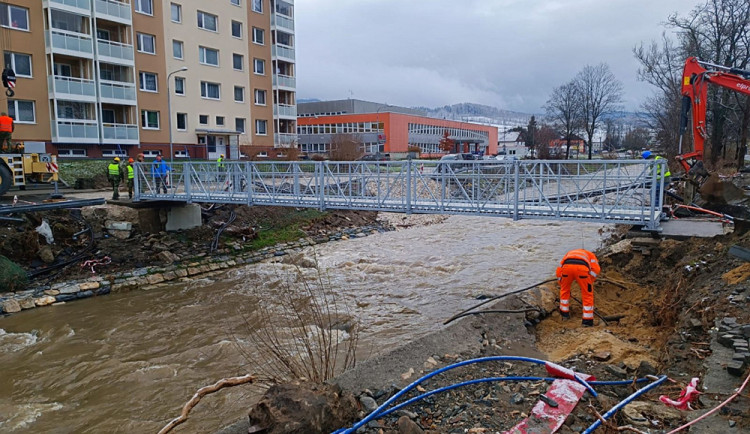 Provizorní lávky v Jeseníku týdny po instalaci zejí prázdnotou. Čeká se na klíčové povolení