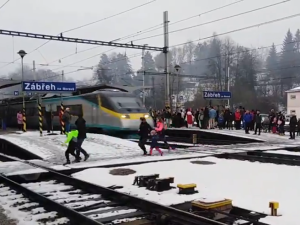 VIDEO: Extrémní hazard na nádraží v Zábřehu vyšetřuje policie. Skupinku s dětmi málem smetlo Pendolino