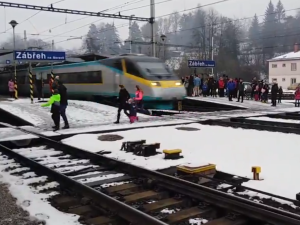 Muž, který vedl v Zábřehu manželku a děti pod projíždějící Pendolino, se přihlásil na policii. Mrzí mě to, řekl