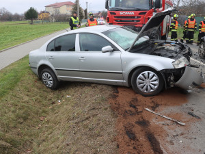 U Dolan řidič přejel do protisměru a čelně se srazil s protijedoucím autem. Spolujezdkyně skončila v nemocnici