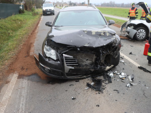U Dolan řidič přejel do protisměru a čelně se srazil s protijedoucím autem. Pětašedesátiletá žena skončila v nemocnici