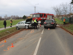 U Dolan řidič přejel do protisměru a čelně se srazil s protijedoucím autem. Pětašedesátiletá žena skončila v nemocnici