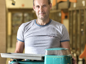 Historická autíčka v Hranicích. Muž sbírá modely už padesát let, část rozsáhlé sbírky vystavil na Staré radnici