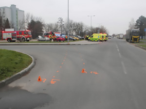 Opilý šofér boural v Prostějově do stožáru i zaparkovaného vozu. Zranil dva spolucestující