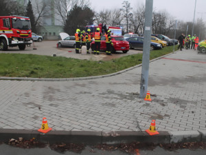 Opilý šofér boural v Prostějově do stožáru i zaparkovaného vozu. Zranil dva spolucestující