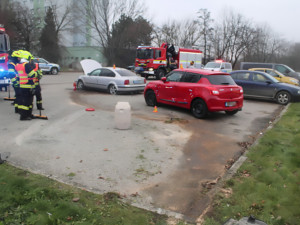 Opilý šofér boural v Prostějově do stožáru i zaparkovaného vozu. Zranil dva spolucestující