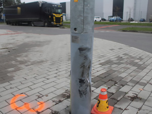 Opilý šofér boural v Prostějově do stožáru i zaparkovaného vozu. Zranil dva spolucestující