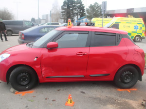 Opilý šofér boural v Prostějově do stožáru i zaparkovaného vozu. Zranil dva spolucestující