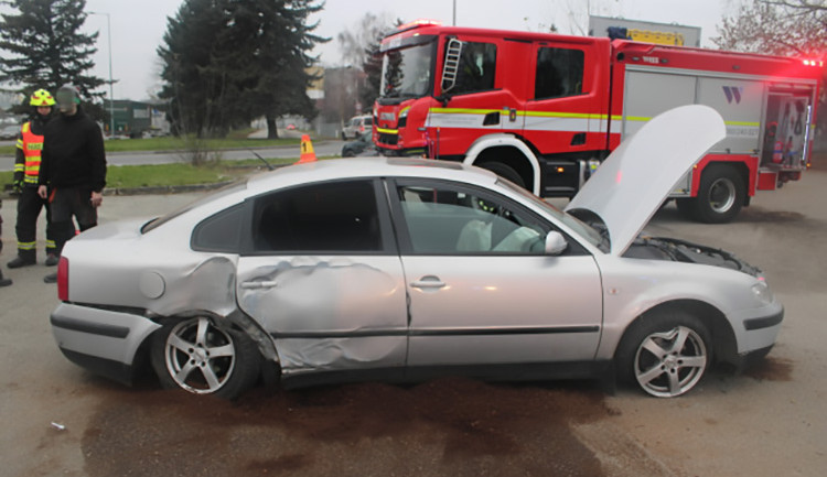 Opilý šofér boural v Prostějově do stožáru i zaparkovaného vozu. Zranil dva spolucestující