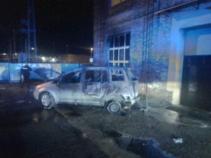 Hasiči likvidovali požár autoservisu v Olomouci. Plameny poškodily pět vozidel, hořely také pneumatiky