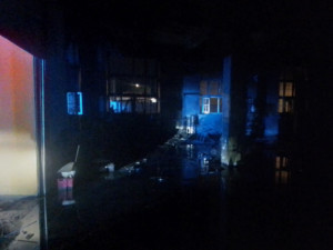 Hasiči likvidovali požár autoservisu v Olomouci. Plameny poškodily pět vozidel, hořely také pneumatiky