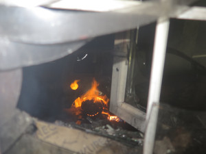 Hasiči likvidovali požár autoservisu v Olomouci. Plameny poškodily pět vozidel, hořely také pneumatiky