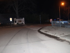 Policie hledá svědky noční nehody v Litovli. Neznámý řidič od poškozeného vozu Audi utekl