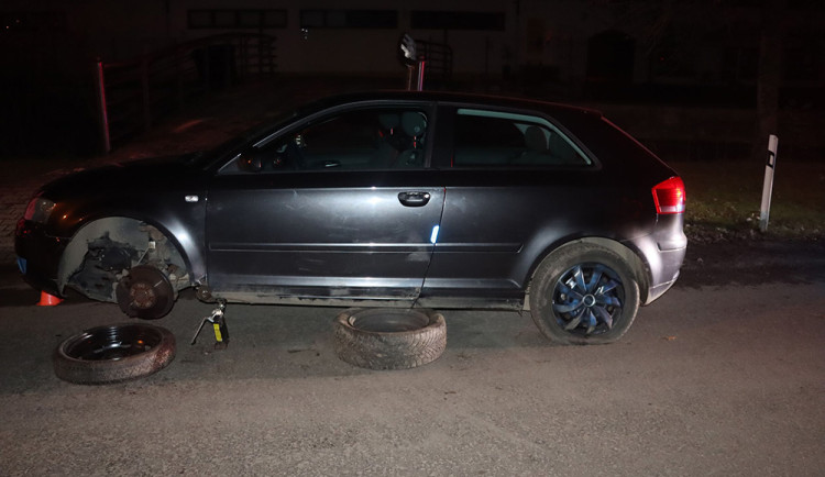 Policie hledá svědky noční nehody v Litovli. Neznámý člověk od poškozeného vozu Audi utekl